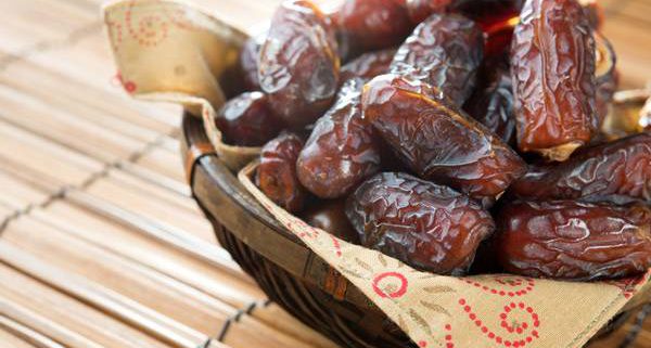 میوه خرما یا رطب گیاهی تک&zwnj; لپه&zwnj;ای و گرمسیری جزو تیره نخل&zwnj;ها است که میوه&zwnj;اش خوراکی و دارای هسته&zwnj;ای سخت و پوست نازک و طعم شیرین که به شکل خوشه&zwnj;ای بزرگ از شاخه آویزان می&zwnj;گردد و برگ&zwnj;های آن بزرگ است